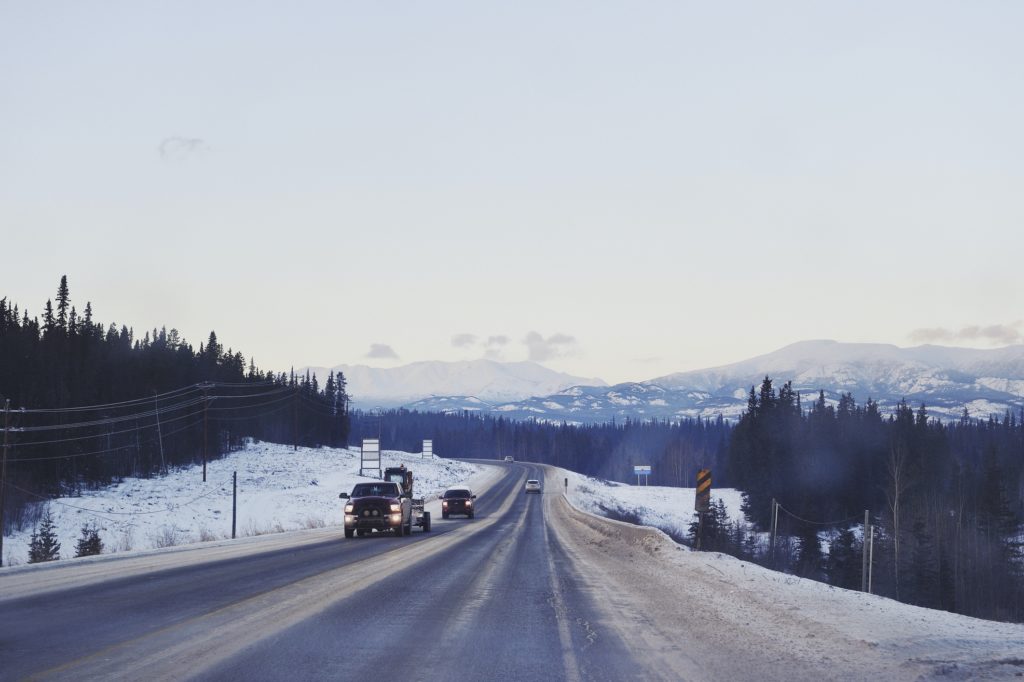 Sel de déneigement sur une autoroute hivernale