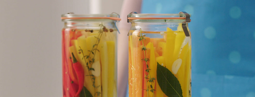 marinades de légumes du marché dans pots en verre