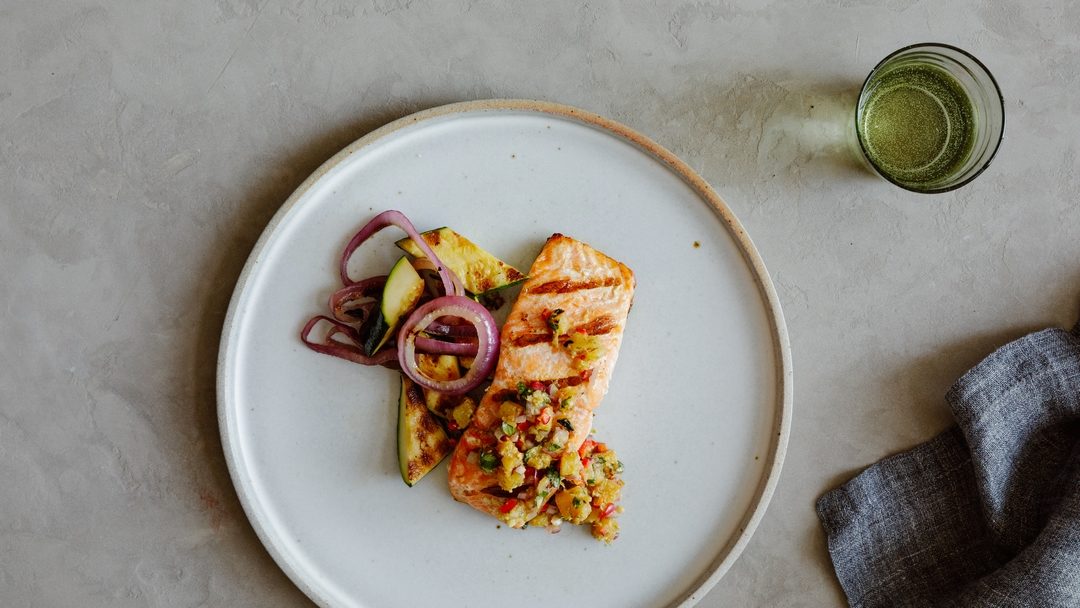 morceau de saumon au sel fumé chili et lime avec salsa de miso et d’ananas grillé dans une assiette morceau de saumon au sel fumé chili et lime avec salsa de miso et d’ananas grillé dans une assiette