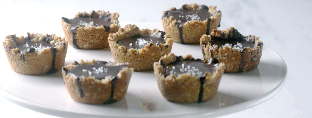 tartelettes de ganache à l’érable garnies de sel dans une assiette