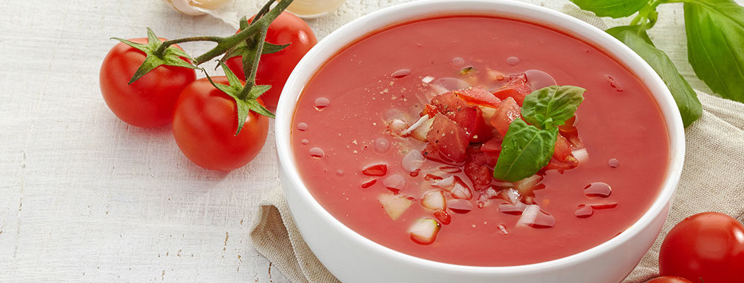 gazpacho dans un bol avec des tomates
