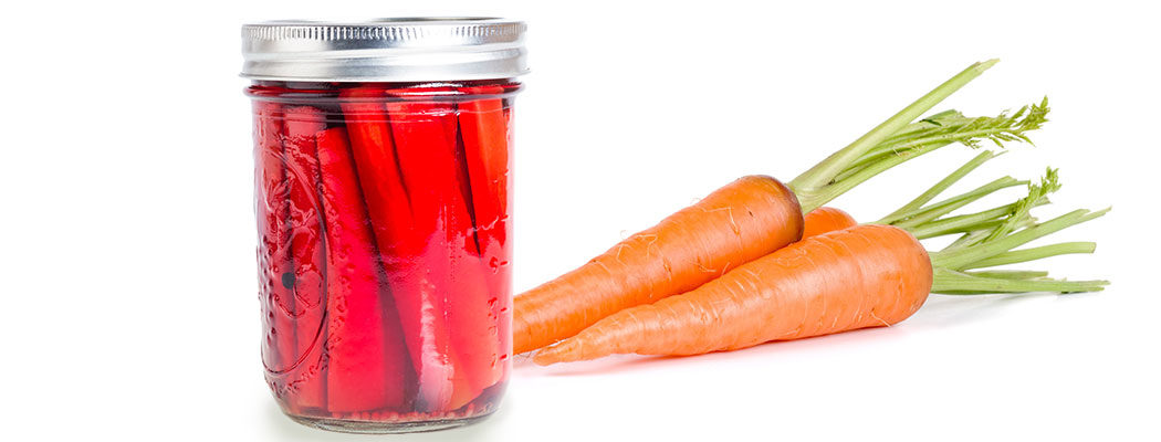 carottes sucrées marinées dans un pot en verre