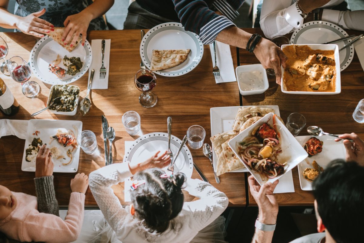 Un groupe de personnes partageant un repas ensemble